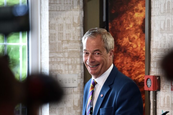 Inchiesta su donazioni in criptovalute da 5 milioni a Nigel Farage, leader populista britannico