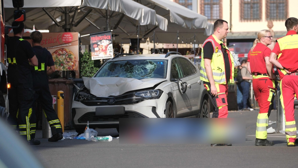 Incidente a Lipsia: auto investe pedoni, due morti e venti feriti, arrestato il conducente