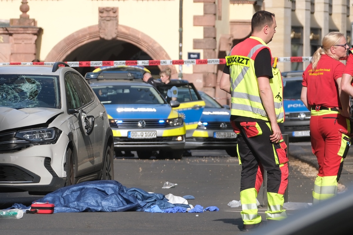 Incidente a Lipsia: un'auto travolge passanti, due morti e un arresto