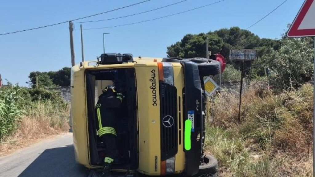 Incidente a Mazara del Vallo: auto senza patente collide con scuolabus, 20 feriti tra cui 14 bambini