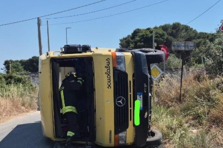 Incidente a Mazara del Vallo: auto senza patente collide con scuolabus, 20 feriti tra cui 14 bambini
