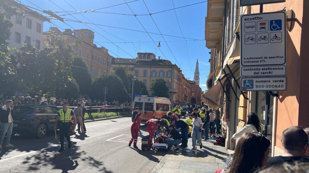 Incidente a Modena: auto travolge pedoni, Meloni in contatto con il ministro dell'Interno