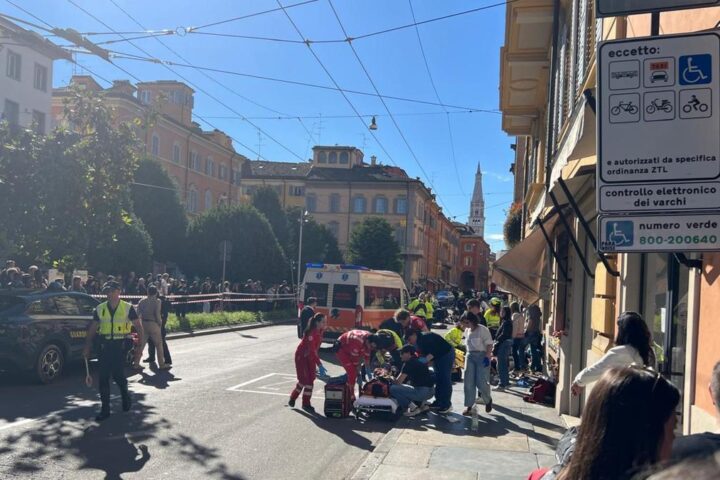 Incidente a Modena: auto travolge pedoni, Meloni in contatto con il ministro dell'Interno