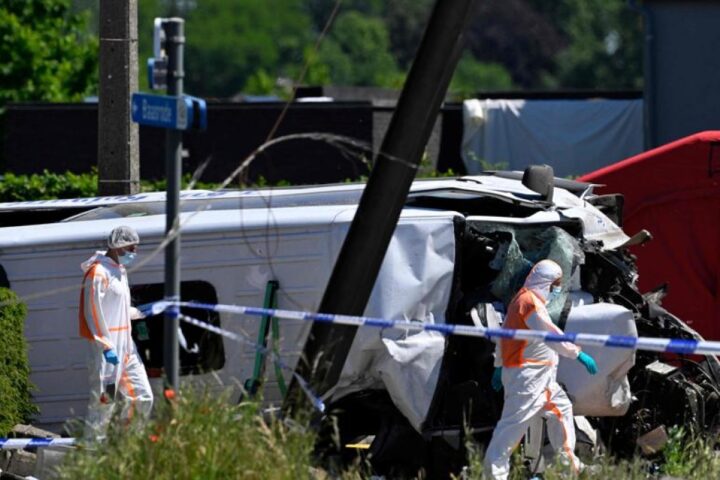 Incidente mortale a Buggenhout: quattro vittime nel crash tra un treno e un minibus scolastico