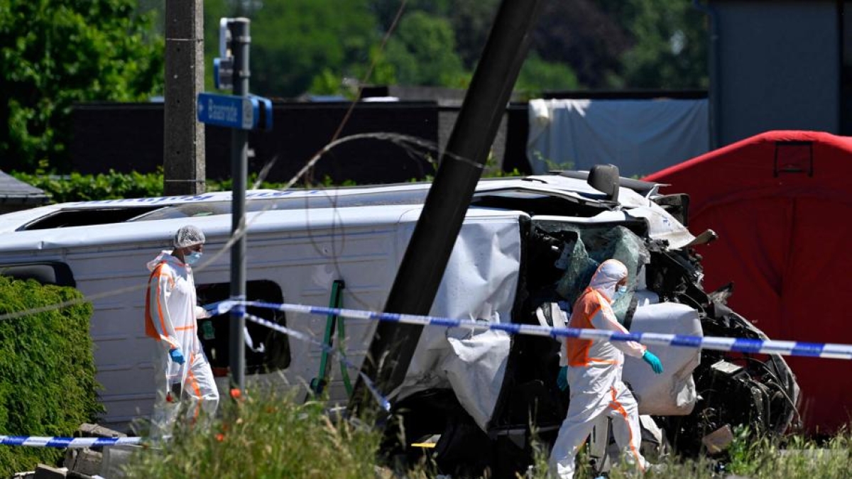 Incidente mortale a Buggenhout: quattro vittime nel crash tra un treno e un minibus scolastico