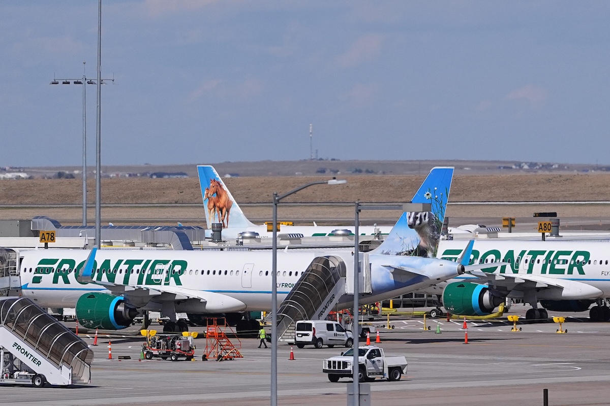 Incidente mortale a Denver: una persona investita da un aereo in decollo