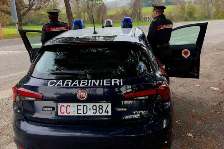 Insegnante arrestato per violenza sessuale su alunne minorenni a Brindisi