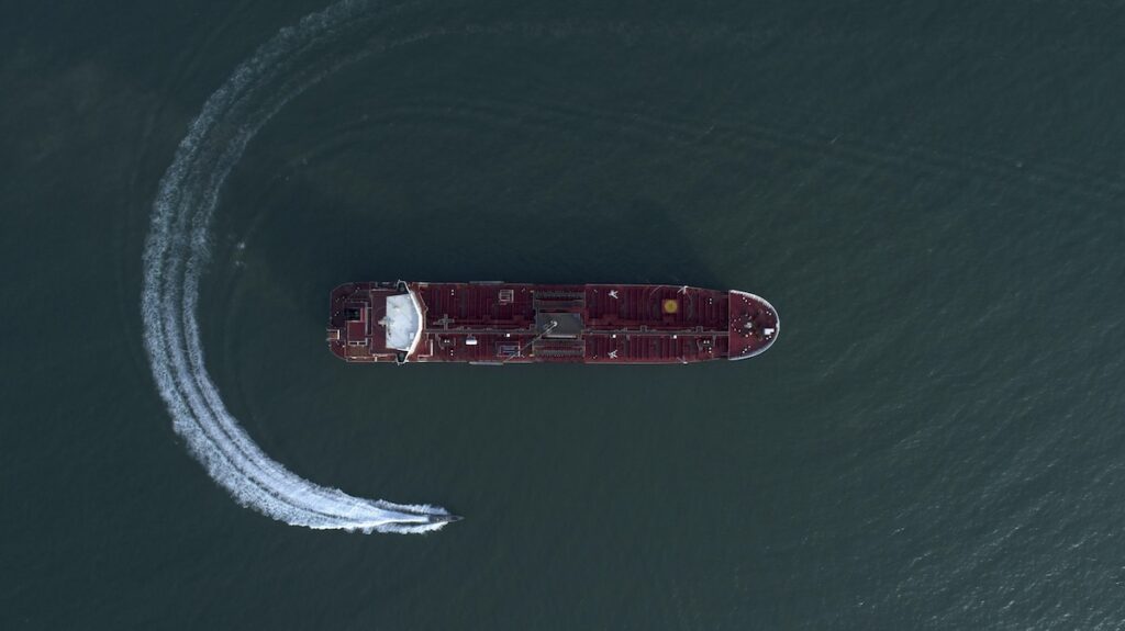 Iran e Oman trattano per introdurre un pedaggio nello stretto di Hormuz