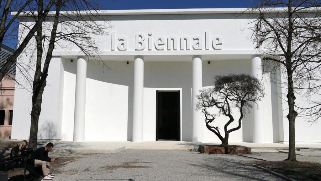 Iran si ritira dalla Biennale di Venezia in mezzo a polemiche e tensioni internazionali