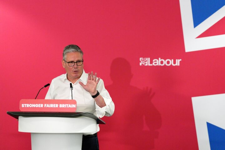 Keir Starmer cerca di mantenere la leadership del partito laburista dopo il disastro elettorale