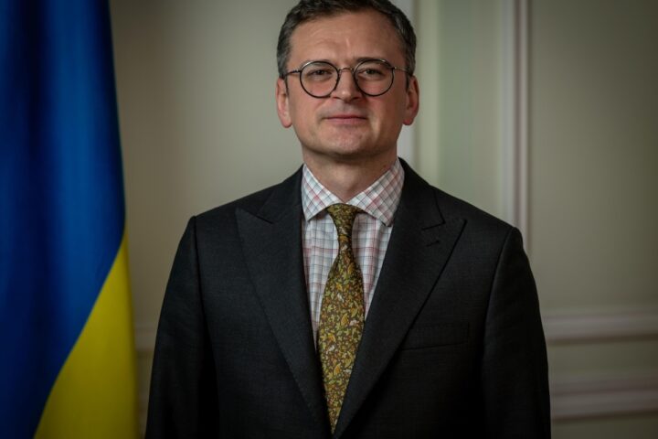 Kuleba: Putin deve rispettare l'Europa e fermare i raid per una pace sincera