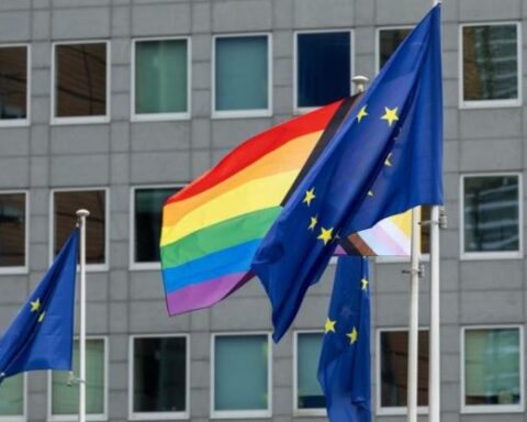 La Commissione Ue conferma l'impegno per i diritti LGBTIQ+ e i piani per vietare le pratiche di conversione
