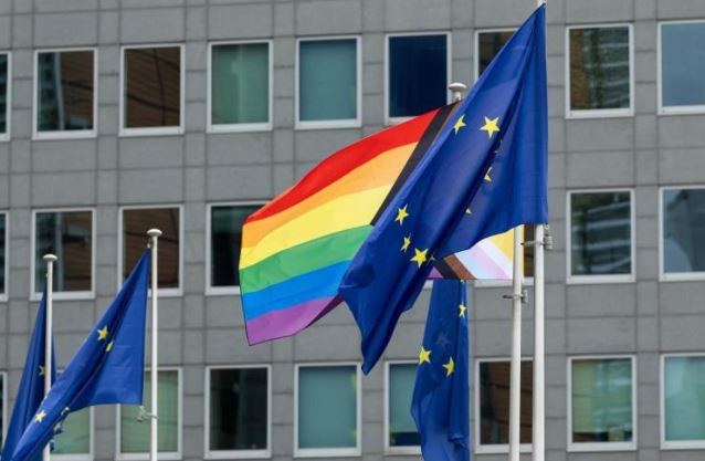 La Commissione Ue conferma l'impegno per i diritti LGBTIQ+ e i piani per vietare le pratiche di conversione