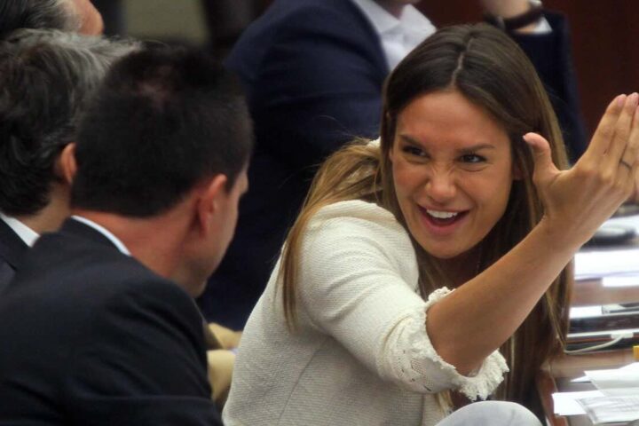 La coppia uruguaiana esclusa dall'adozione di un bambino per Nicole Minetti e Giuseppe Cipriani: il nodo dei requisiti legali e dei precedenti penali