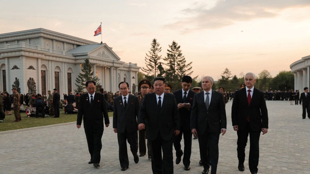 La Corea del Nord modifica la costituzione: Kim Jong-un diventa «comandante nucleare unico» mentre la Sud Corea è definita «Stato ostile»