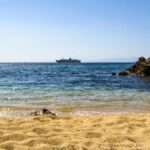 La Grecia aumenta le spiagge protette contro l'overtourism, mentre l'Italia registra un record negativo nel Mediterraneo