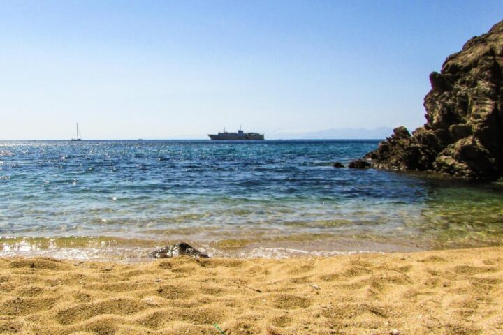 La Grecia aumenta le spiagge protette contro l'overtourism, mentre l'Italia registra un record negativo nel Mediterraneo