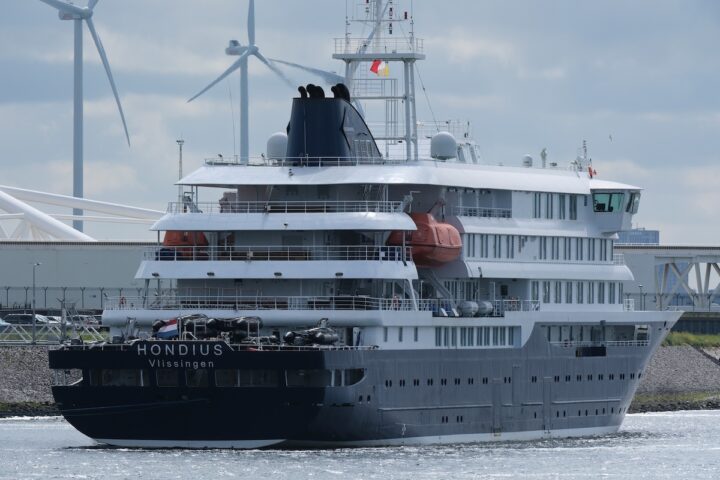 La nave da crociera Hondius arriva a Rotterdam dopo un focolaio di hantavirus con tre morti