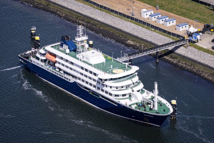 La nave da crociera Hondius riprende la navigazione dopo l'emergere di un focolaio di hantavirus