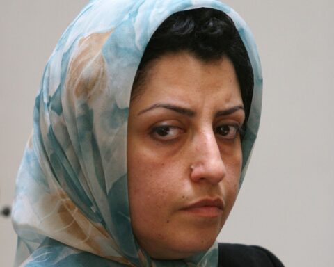 La Nobel iraniana Narges Mohammadi ricoverata in gravi condizioni: rischio per la vita e opposizione alle cure in Iran