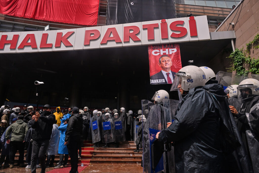 La polizia turca invade la sede del principale partito di opposizione, il CHP