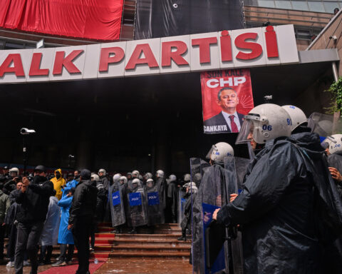 La polizia turca invade la sede del principale partito di opposizione, il CHP