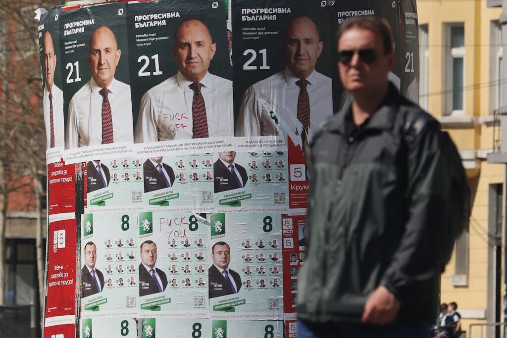La presidente bulgara incarica l'ex presidente Rumen Radev di formare un nuovo governo dopo le elezioni di aprile