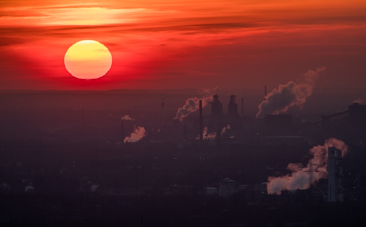 La proposta di rivedere lo scenario più pessimista sul cambiamento climatico e le sue implicazioni