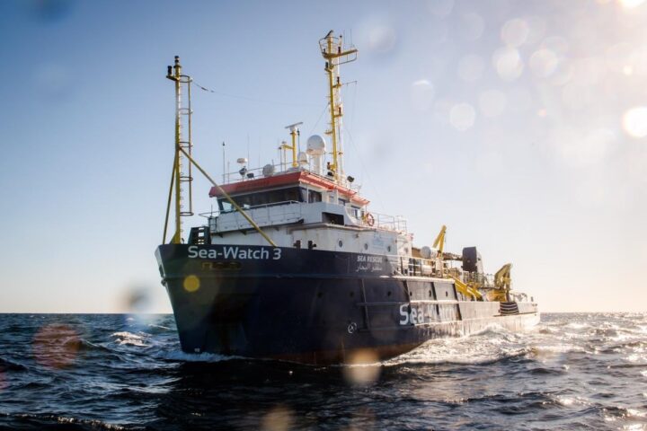 La Sea-Watch denuncia che la Guardia costiera libica ha aperto il fuoco contro la sua nave dopo un soccorso