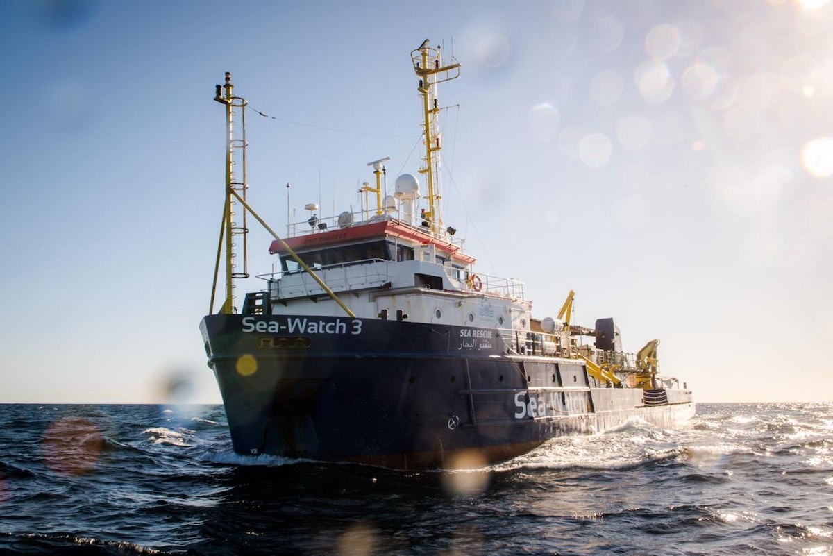 La Sea-Watch denuncia che la Guardia costiera libica ha aperto il fuoco contro la sua nave dopo un soccorso