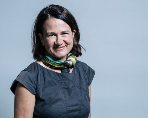 La sfida di Catherine West e le ripercussioni sulla leadership di Starmer dopo i recenti risultati elettorali