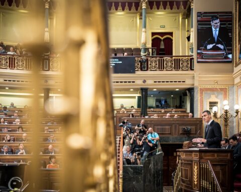 Le incertezze legali del Partito Socialista spagnolo e il rientro di Pedro Sánchez in parlamento