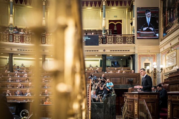 Le incertezze legali del Partito Socialista spagnolo e il rientro di Pedro Sánchez in parlamento
