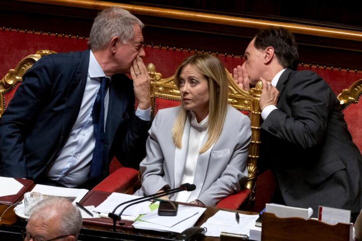 Legge elettorale in discussione: Meloni sfida l'opposizione e cerca sostegno dai centristi