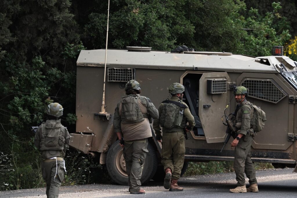 L'esercito israeliano avanza nel Libano meridionale oltre la zona cuscinetto