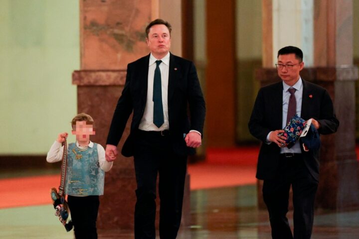 Lil X, il figlio di Elon Musk, conquista la Cina con un gilet di seta e una borsa a forma di tigre