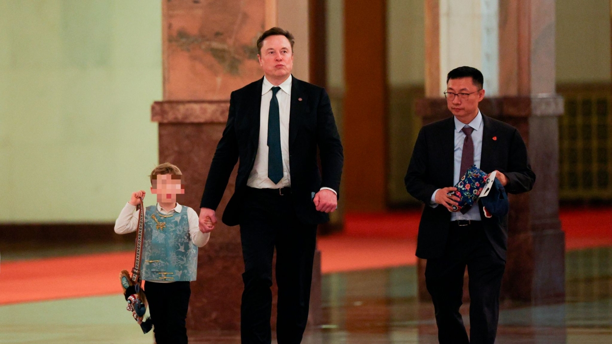 Lil X, il figlio di Elon Musk, conquista la Cina con un gilet di seta e una borsa a forma di tigre