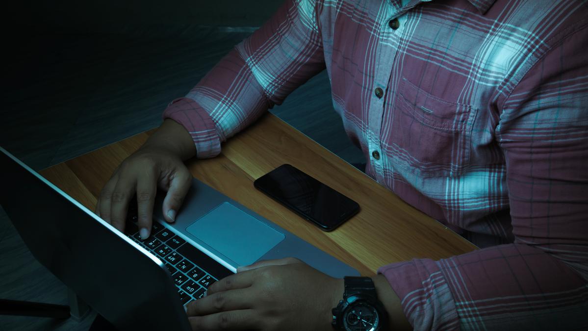 L'infanzia minacciata dall'intelligenza artificiale: allerta sull'aumento dei contenuti di abuso online