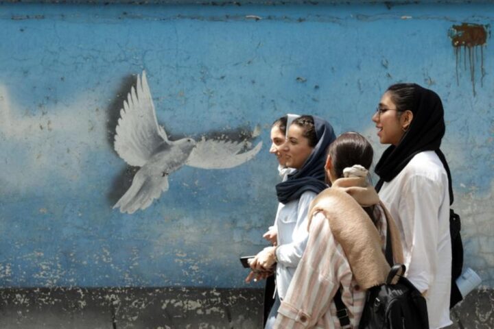 Lo scrittore Mohammad Tolouei: «Teheran tra guerra e longevità, sopravviviamo al dolore»
