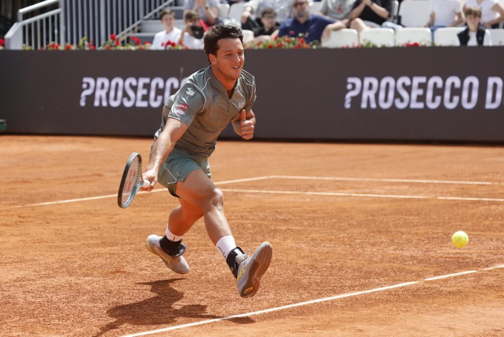 Luciano Darderi sorprende Alexander Zverev e avanza ai quarti di finale agli Internazionali di Roma