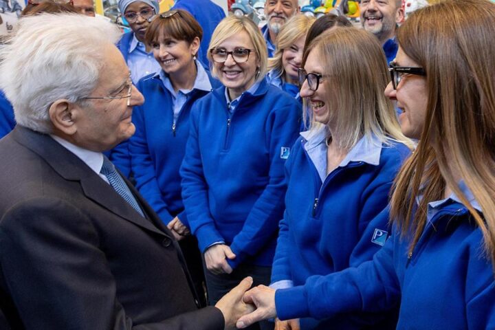 Mattarella in visita alla Piaggio: "La sicurezza sul lavoro è un dovere"