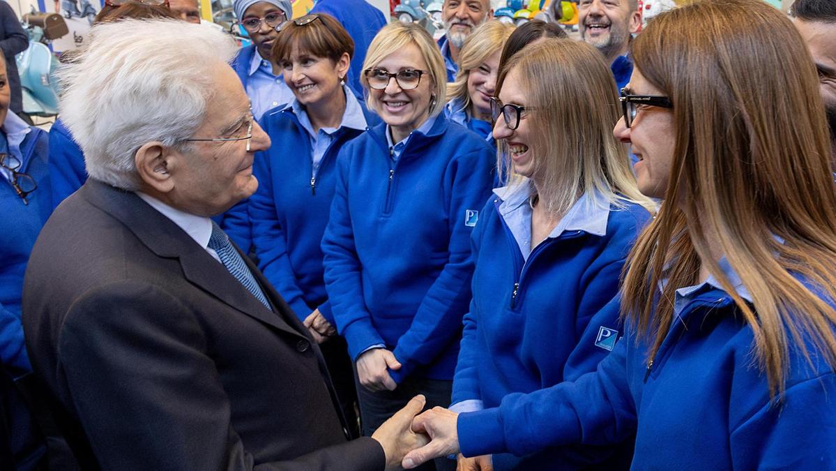 Mattarella in visita alla Piaggio: "La sicurezza sul lavoro è un dovere"