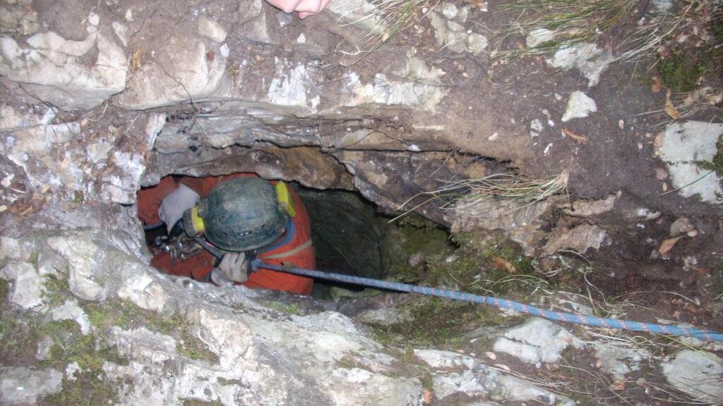 Maxi operazione di salvataggio per uno speleologo bloccato a 120 metri nella grotta di Garessio