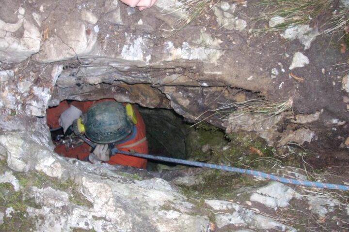 Maxi operazione di salvataggio per uno speleologo bloccato a 120 metri nella grotta di Garessio