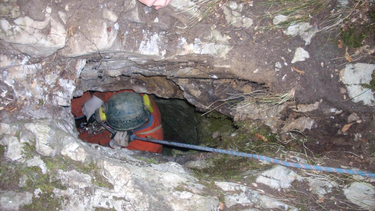 Maxi operazione di salvataggio per uno speleologo bloccato a 120 metri nella grotta di Garessio