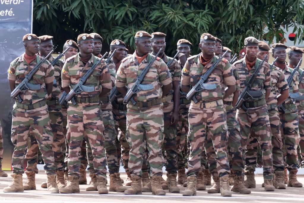 Militare del Mali arresta tre soldati sospettati di coinvolgimento nell’attacco del 25 aprile