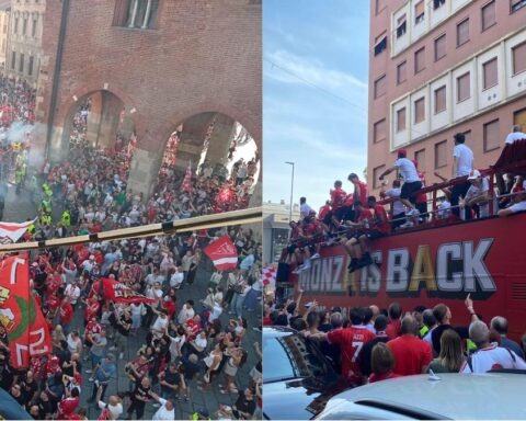 Monza festeggia la promozione in Serie A con un corteo trionfale tra i tifosi