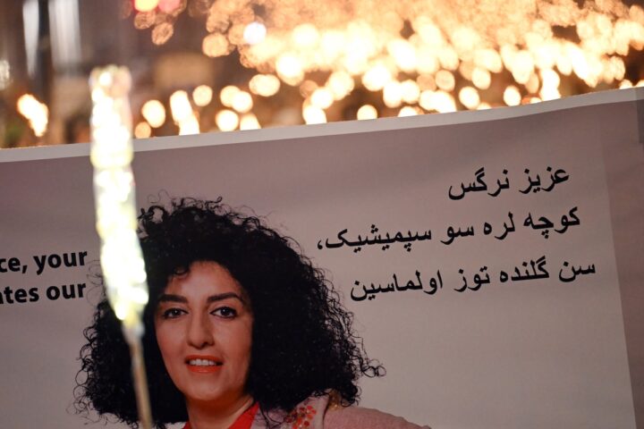 Narges Mohammadi, premio Nobel per la Pace, ricoverata in terapia intensiva in Iran dopo perdita di coscienza