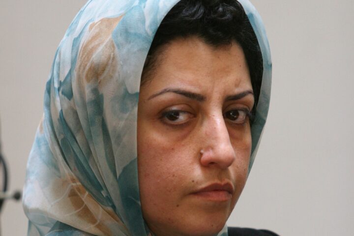 Narges Mohammadi, premio Nobel per la Pace, rilasciata su cauzione per cure a Teheran