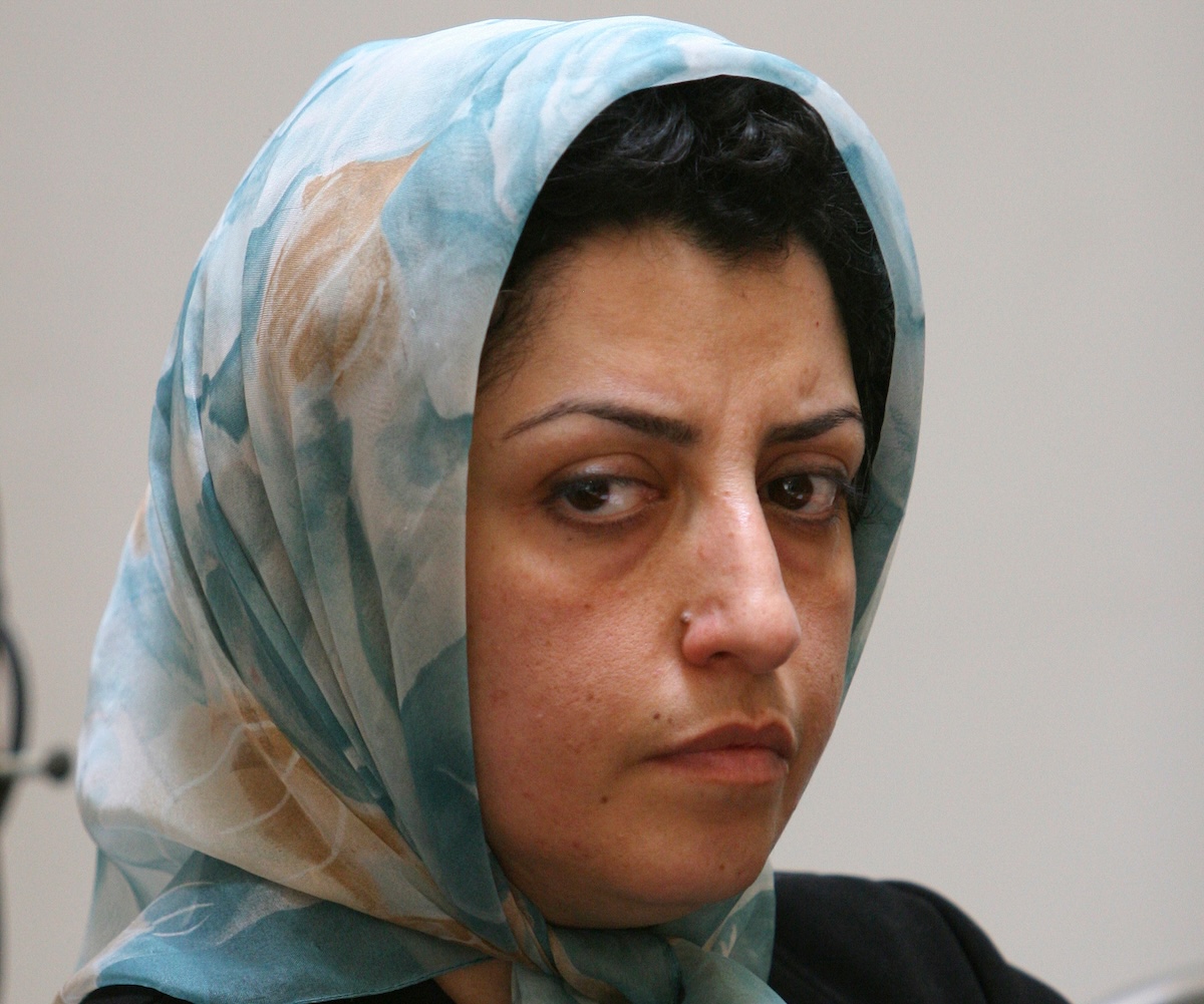 Narges Mohammadi, premio Nobel per la Pace, rilasciata su cauzione per cure a Teheran